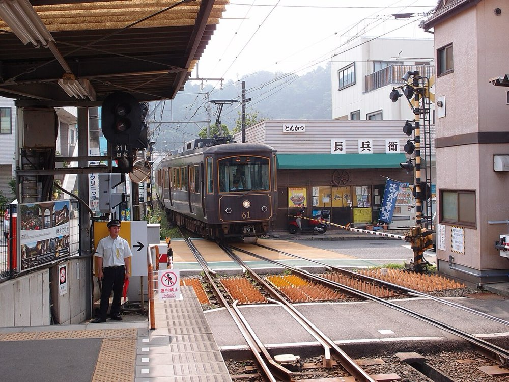 長谷駅に入る江ノ電