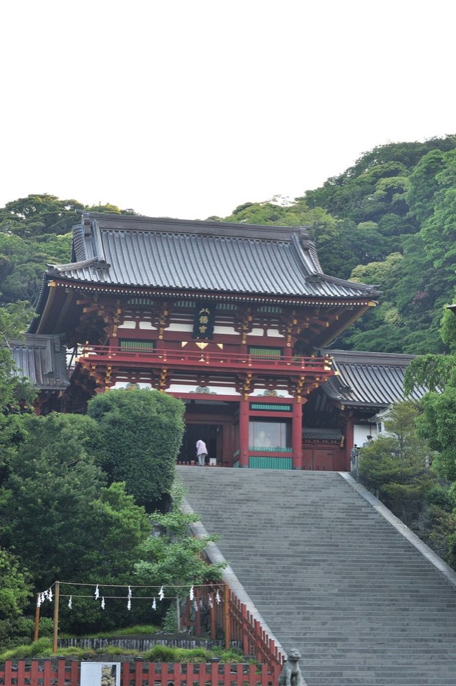 大石段の上に建つ本宮