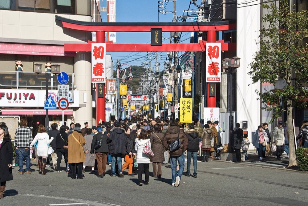 小町通りの入口の赤い鳥居